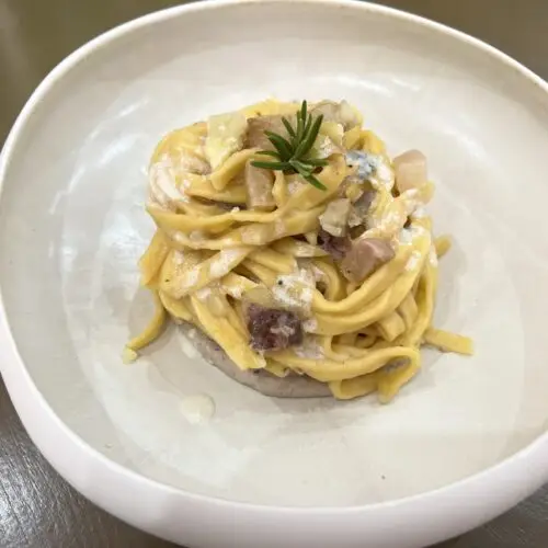 ricetta Tagliatelle di zucca castagne guanciale e gorgonzola liquido