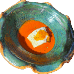 Baccalà cotto a bassa temperatura servito con crema di pomodorino del Piennolo e confettura di albicocca Pellecchiella in piatto ceramico artigianale.
